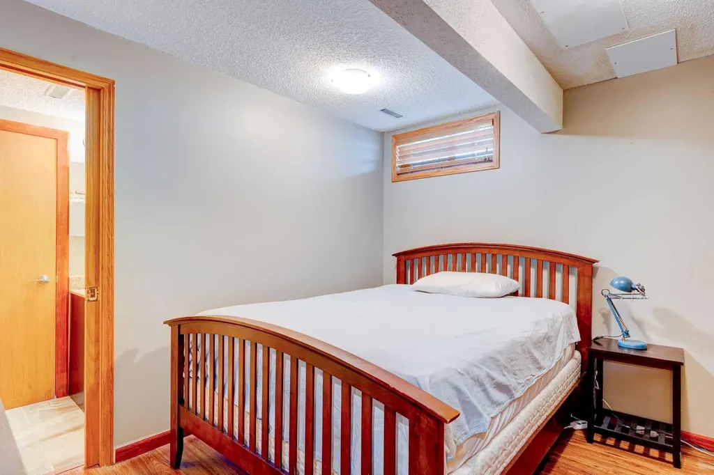 210 Hawkville Close NW Calgary AB T3G 3N6