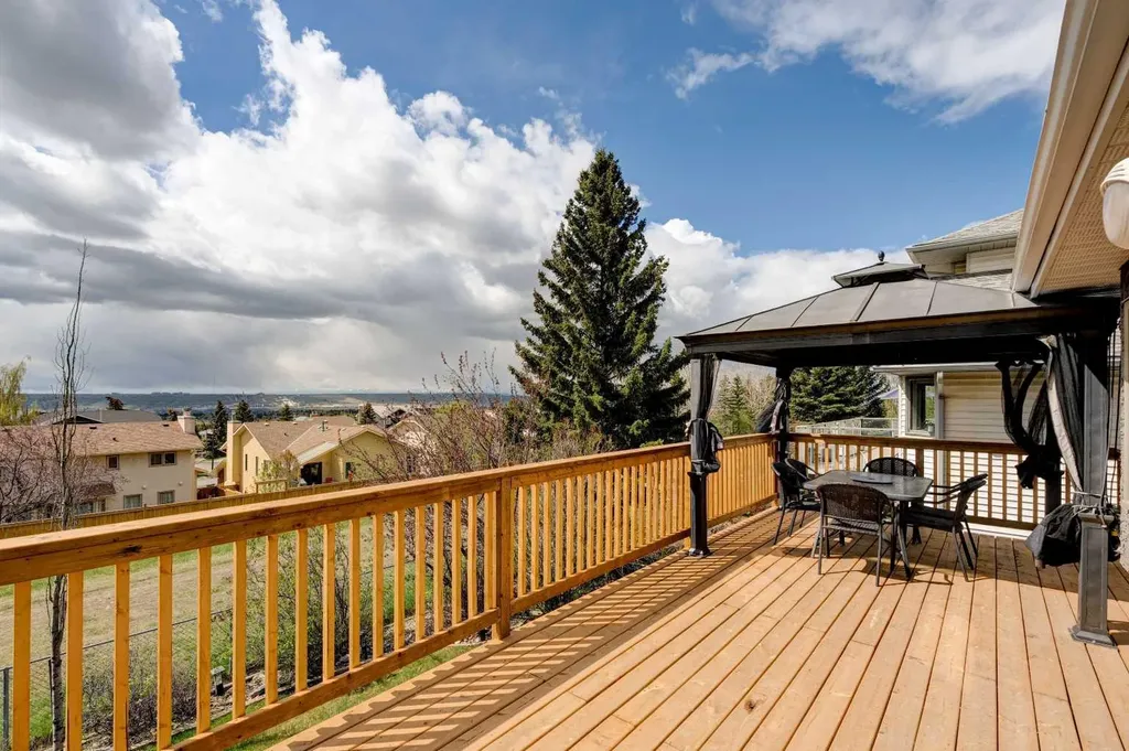 210 Hawkville Close NW Calgary AB T3G 3N6