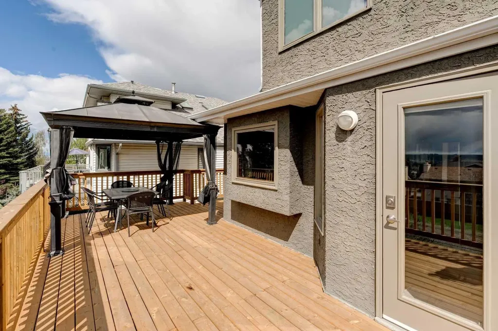 210 Hawkville Close NW Calgary AB T3G 3N6