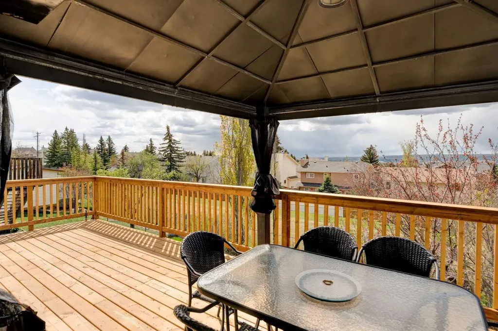 210 Hawkville Close NW Calgary AB T3G 3N6
