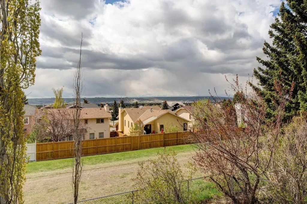 210 Hawkville Close NW Calgary AB T3G 3N6
