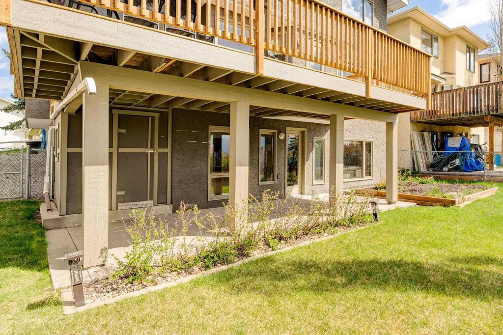 210 Hawkville Close NW Calgary AB T3G 3N6