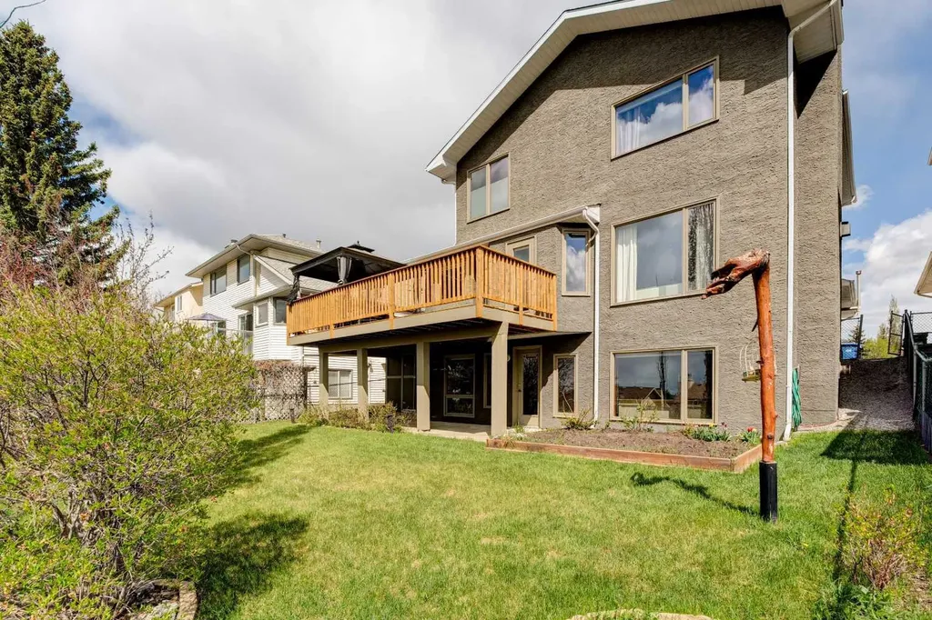 210 Hawkville Close NW Calgary AB T3G 3N6