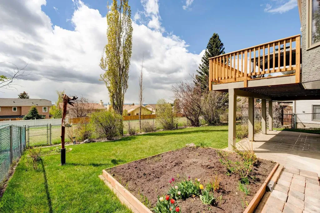 210 Hawkville Close NW Calgary AB T3G 3N6