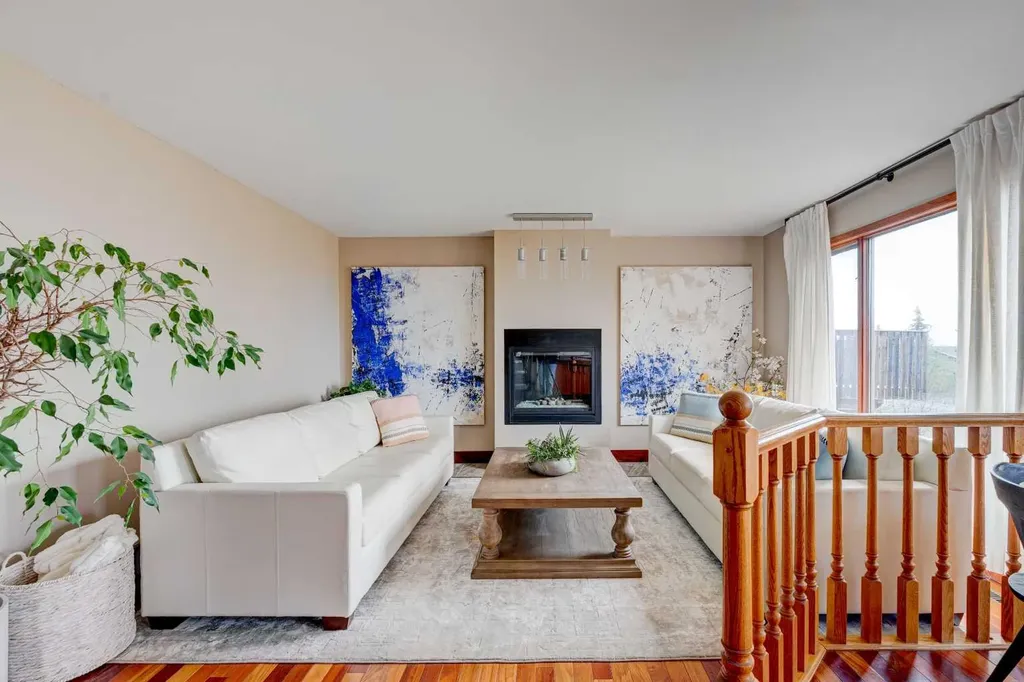 210 Hawkville Close NW Calgary AB T3G 3N6