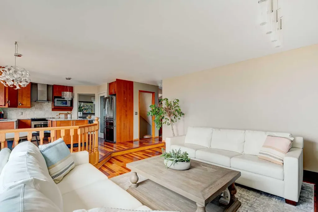 210 Hawkville Close NW Calgary AB T3G 3N6