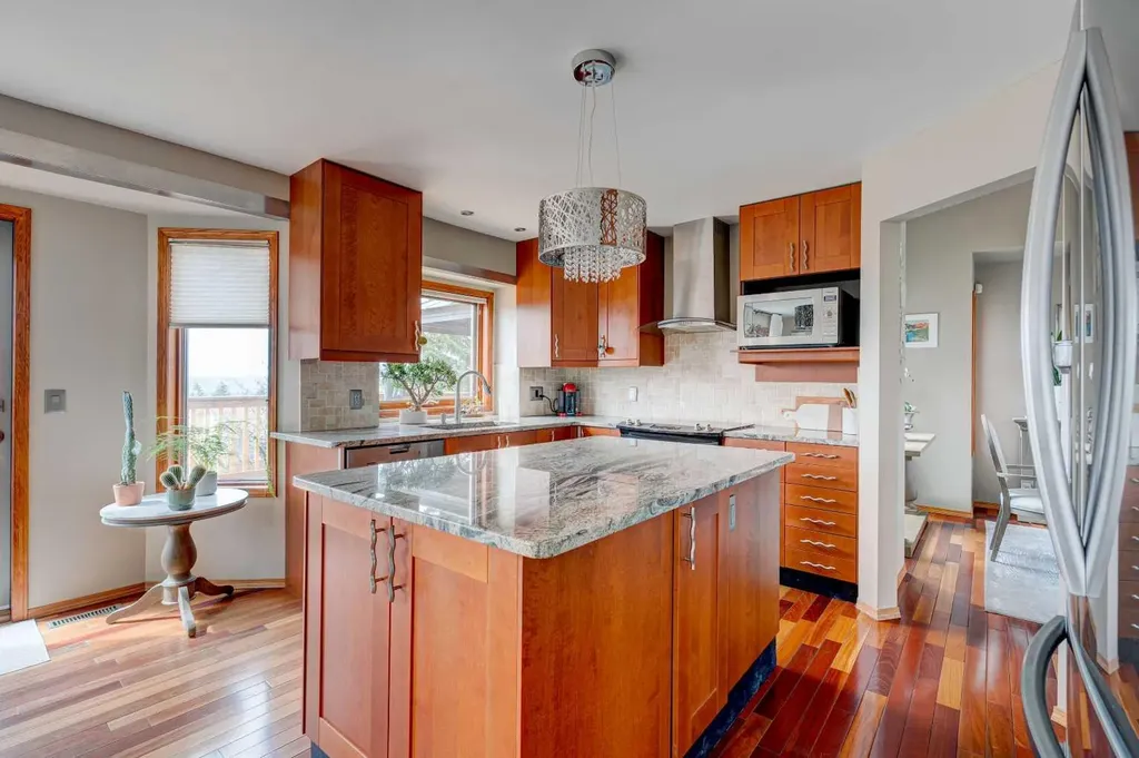 210 Hawkville Close NW Calgary AB T3G 3N6