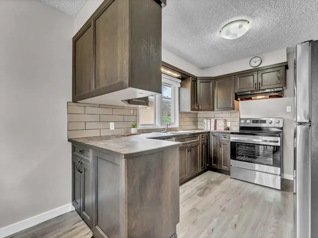 166 Mitchell Crescent NW Medicine Hat AB T1A 6V4