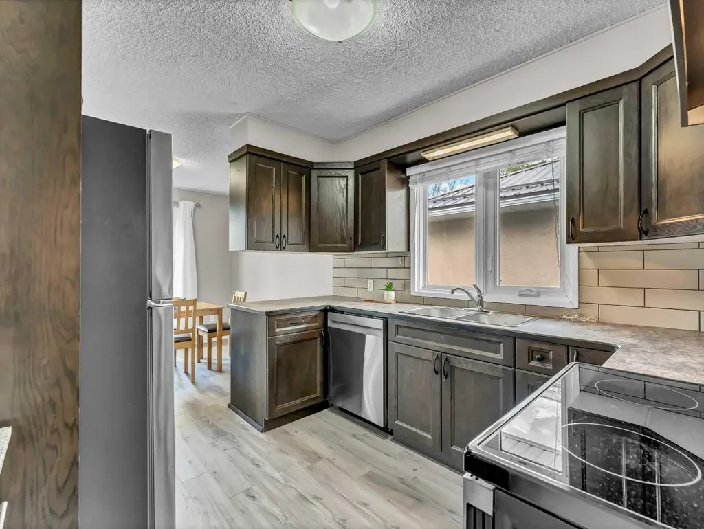 166 Mitchell Crescent NW Medicine Hat AB T1A 6V4