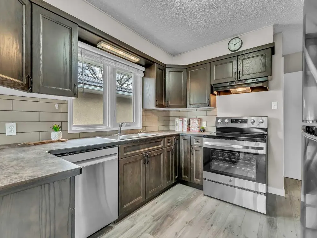 166 Mitchell Crescent NW Medicine Hat AB T1A 6V4