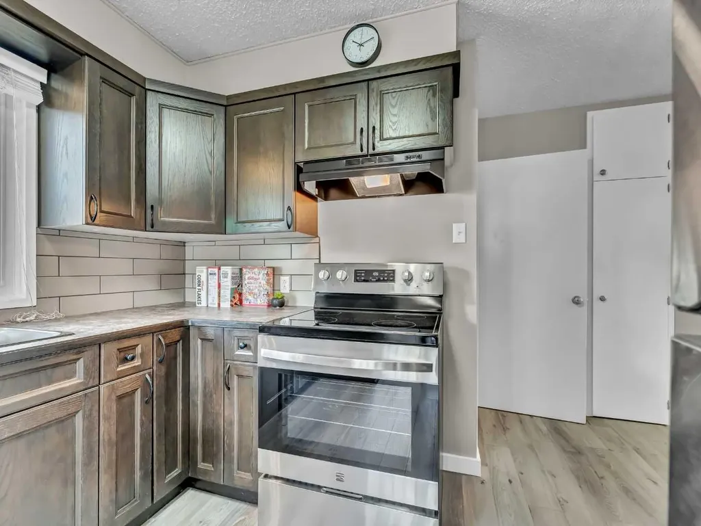 166 Mitchell Crescent NW Medicine Hat AB T1A 6V4