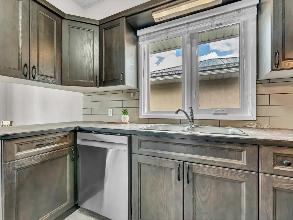 166 Mitchell Crescent NW Medicine Hat AB T1A 6V4