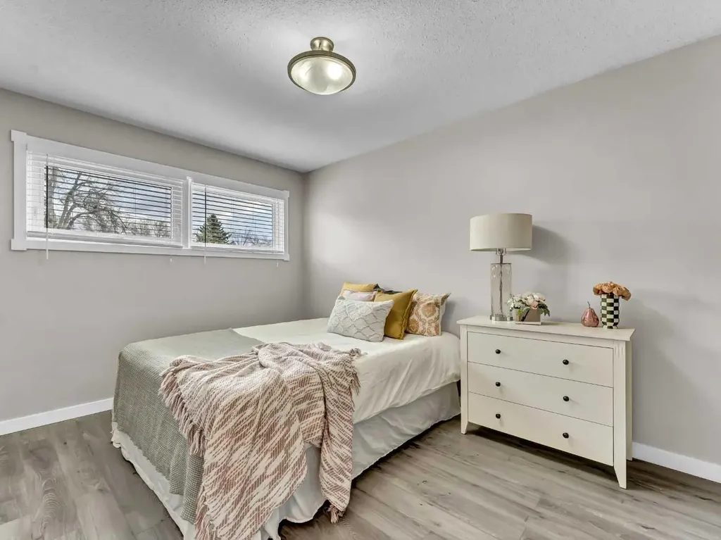 166 Mitchell Crescent NW Medicine Hat AB T1A 6V4
