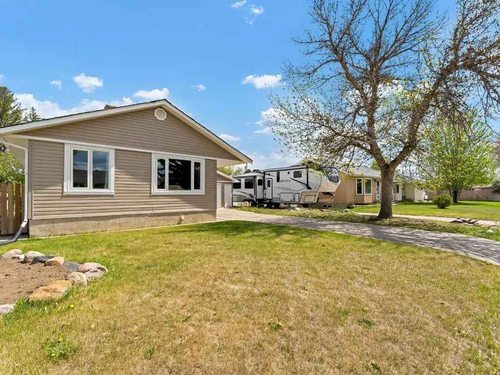 166 Mitchell Crescent NW Medicine Hat AB T1A 6V4
