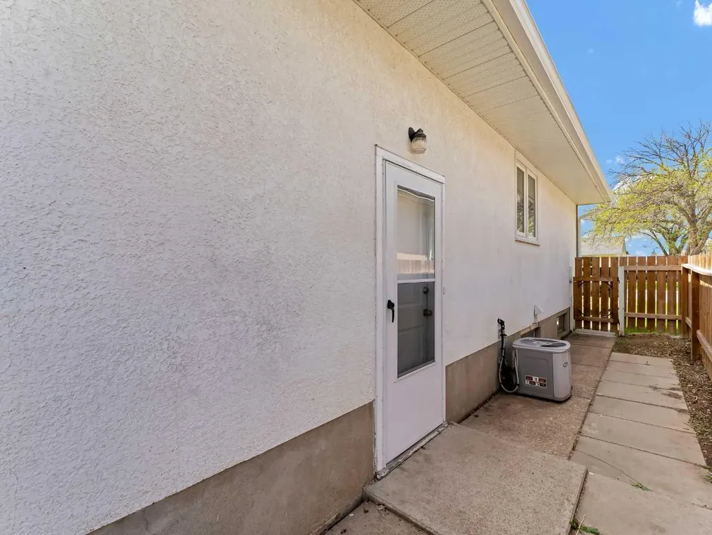 166 Mitchell Crescent NW Medicine Hat AB T1A 6V4