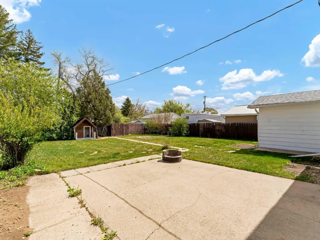 166 Mitchell Crescent NW Medicine Hat AB T1A 6V4