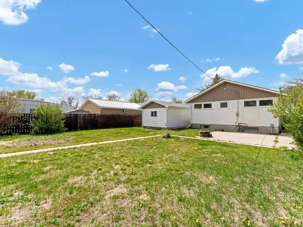 166 Mitchell Crescent NW Medicine Hat AB T1A 6V4