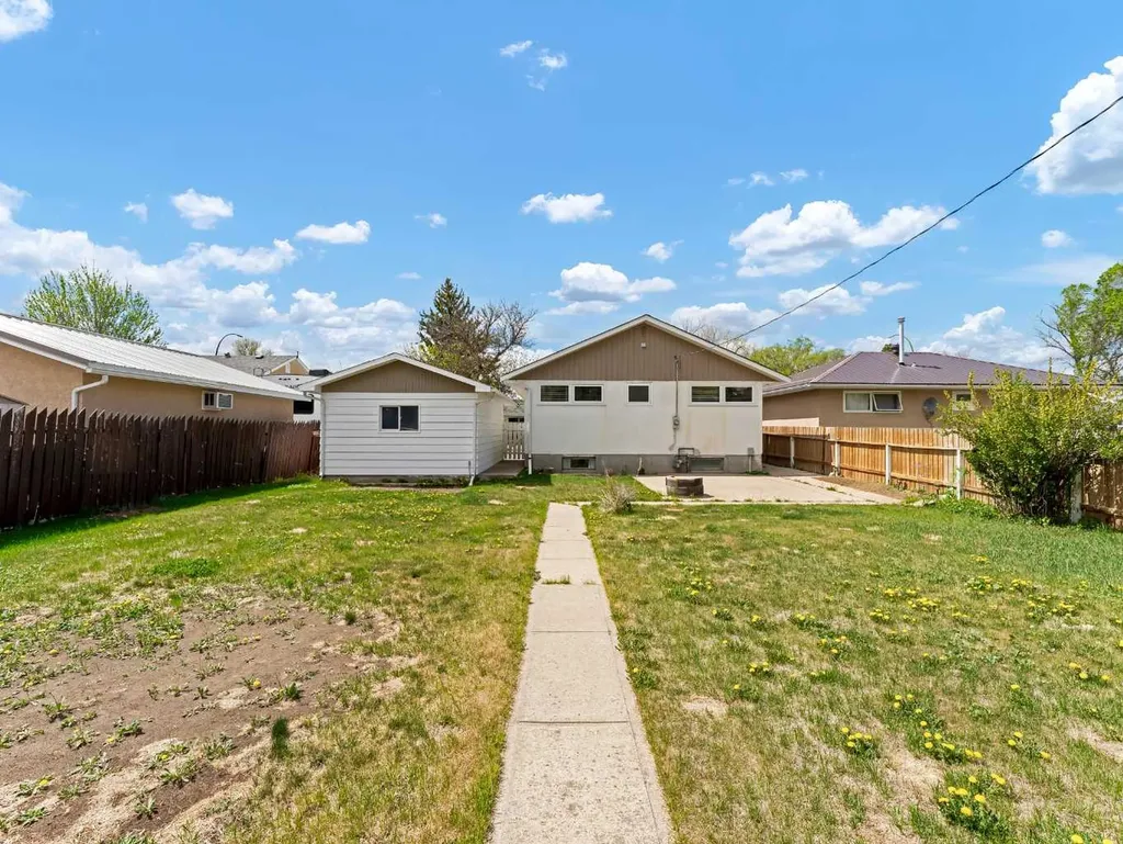 166 Mitchell Crescent NW Medicine Hat AB T1A 6V4
