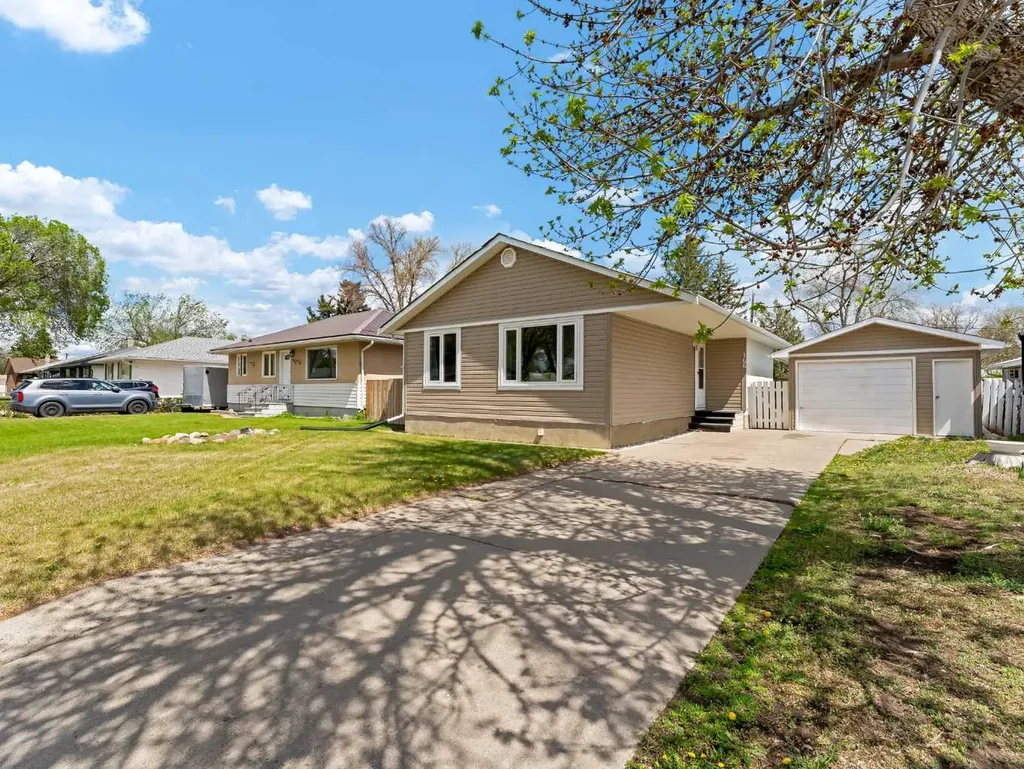 166 Mitchell Crescent NW Medicine Hat AB T1A 6V4