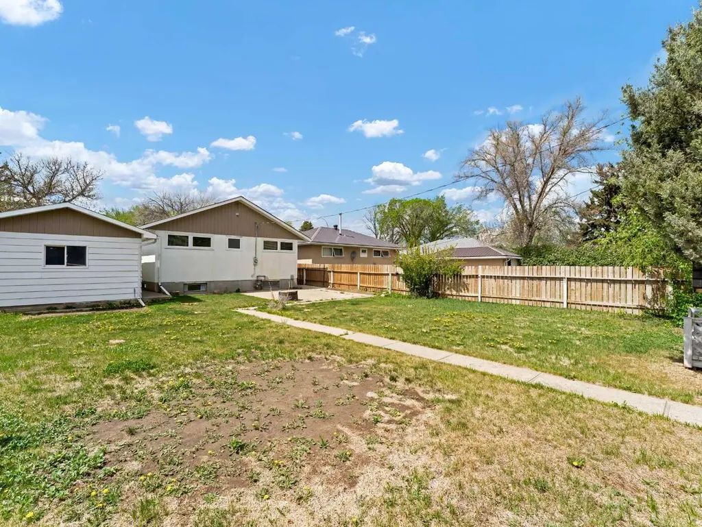 166 Mitchell Crescent NW Medicine Hat AB T1A 6V4