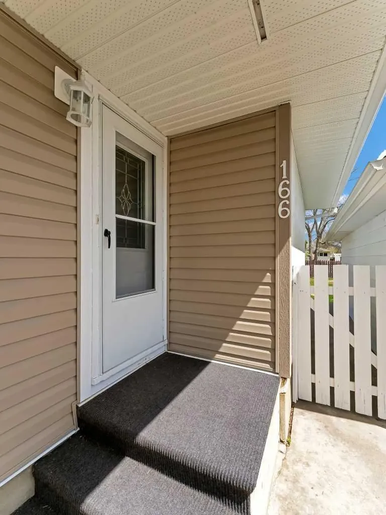 166 Mitchell Crescent NW Medicine Hat AB T1A 6V4