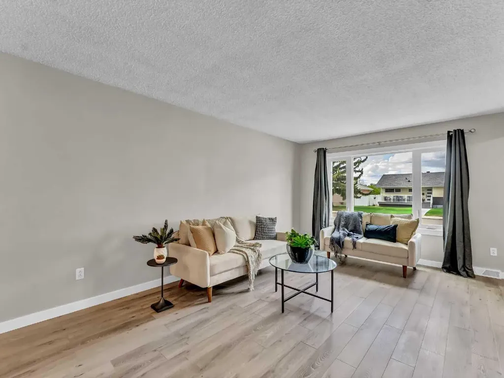 166 Mitchell Crescent NW Medicine Hat AB T1A 6V4