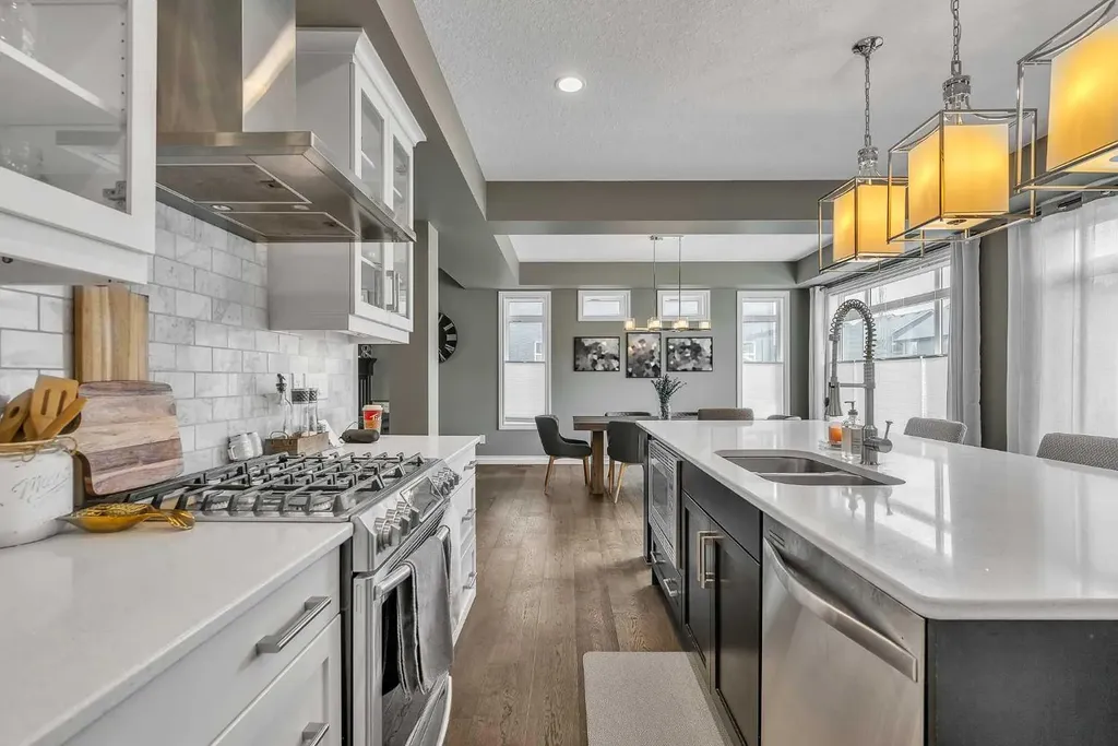 8223 9 Avenue SW Calgary AB T3H 0W2