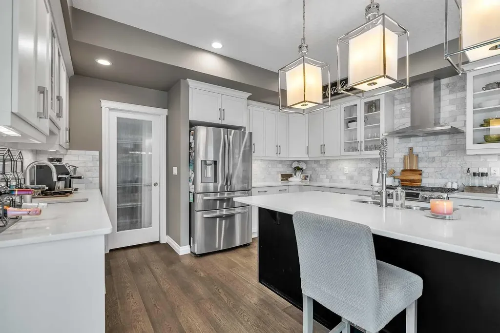 8223 9 Avenue SW Calgary AB T3H 0W2