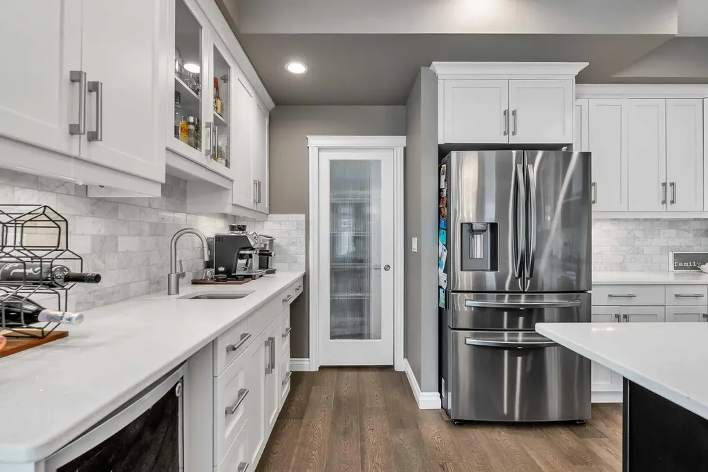 8223 9 Avenue SW Calgary AB T3H 0W2