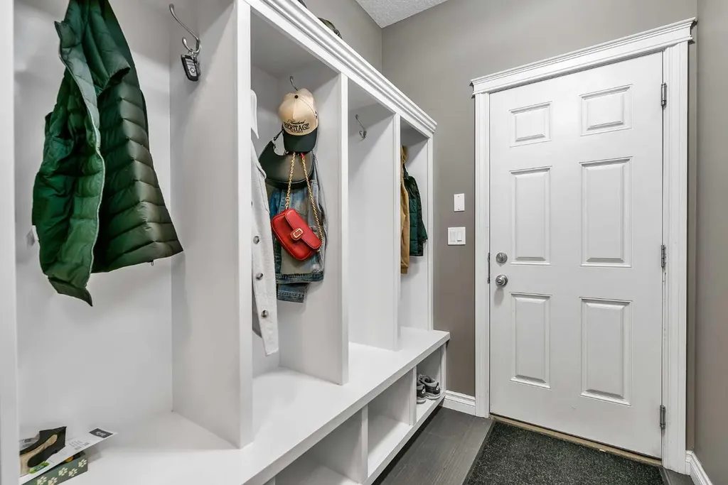 8223 9 Avenue SW Calgary AB T3H 0W2