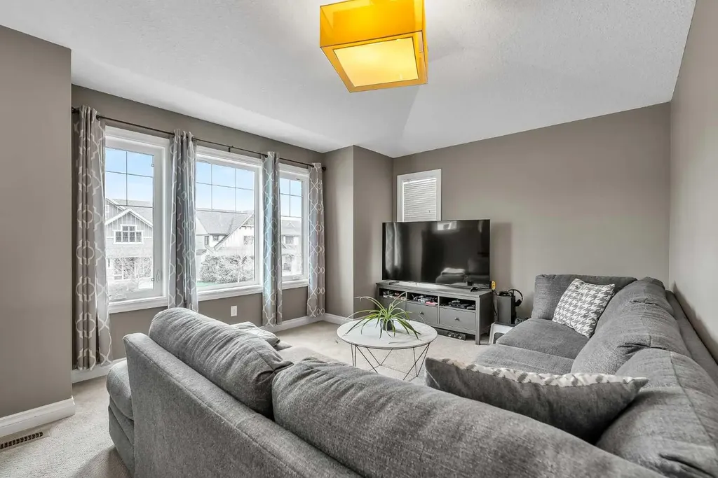 8223 9 Avenue SW Calgary AB T3H 0W2