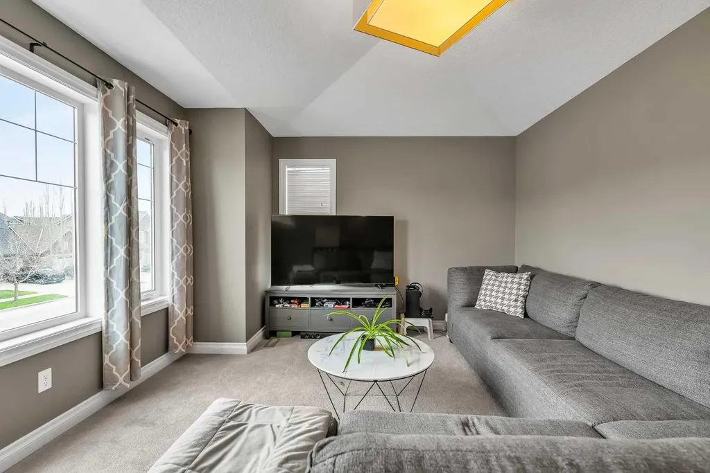 8223 9 Avenue SW Calgary AB T3H 0W2