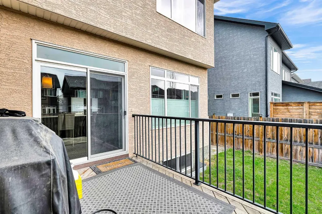 8223 9 Avenue SW Calgary AB T3H 0W2