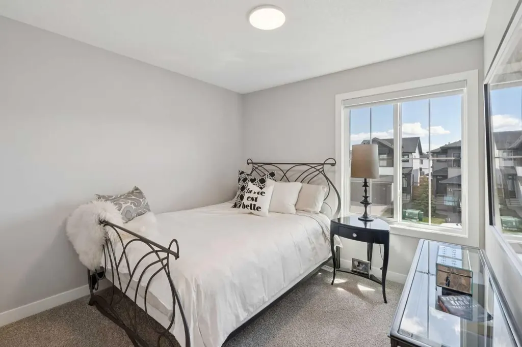 40 Emberside Grove Cochrane AB T4C 3C8