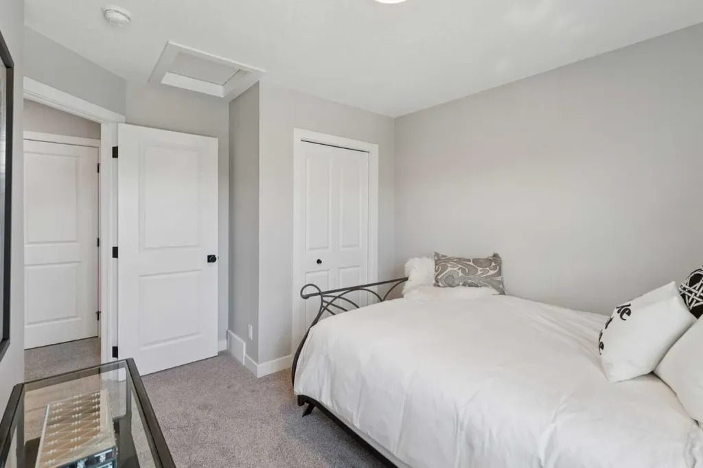 40 Emberside Grove Cochrane AB T4C 3C8