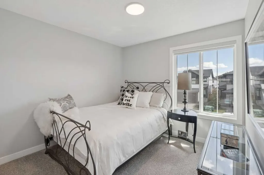 40 Emberside Grove Cochrane AB T4C 3C8