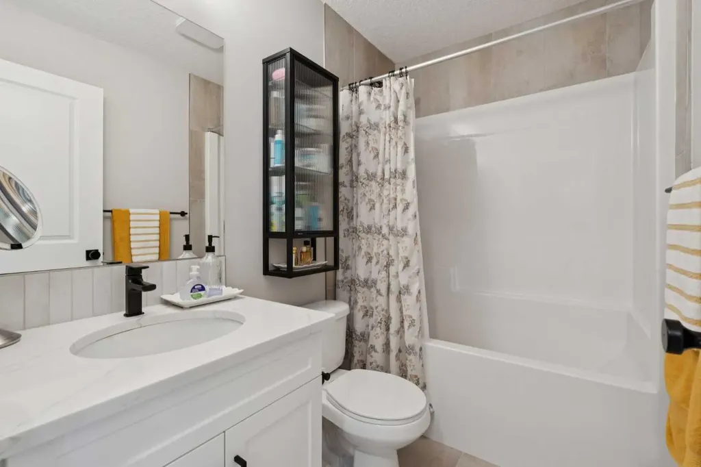 40 Emberside Grove Cochrane AB T4C 3C8