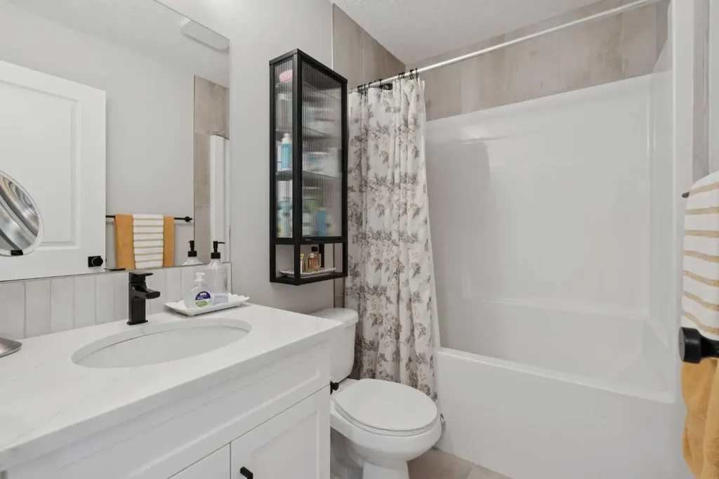 40 Emberside Grove Cochrane AB T4C 3C8