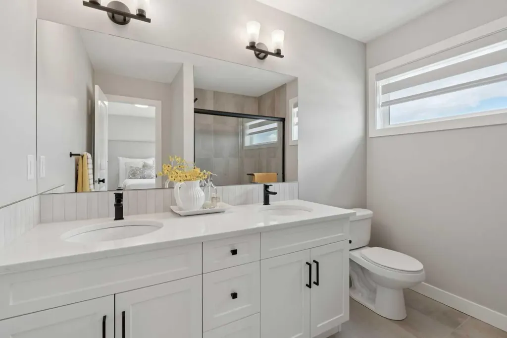 40 Emberside Grove Cochrane AB T4C 3C8