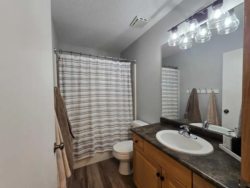 88 Vista Close SE Medicine Hat AB T1B0C4