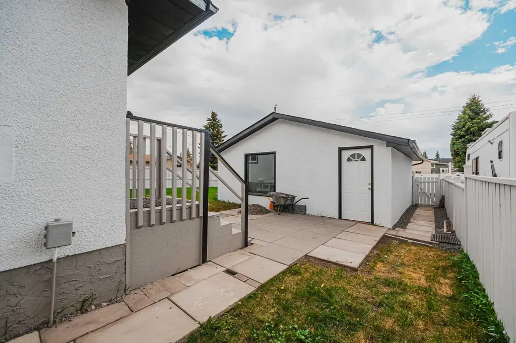 176 Huntchester Crescent NE Calgary AB T2K 5E9