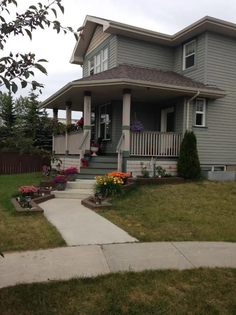 250 Prestwick Close SE Calgary AB T2Z 4Y4