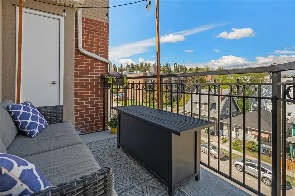 838 19 Avenue SW Calgary AB T2T 6H2