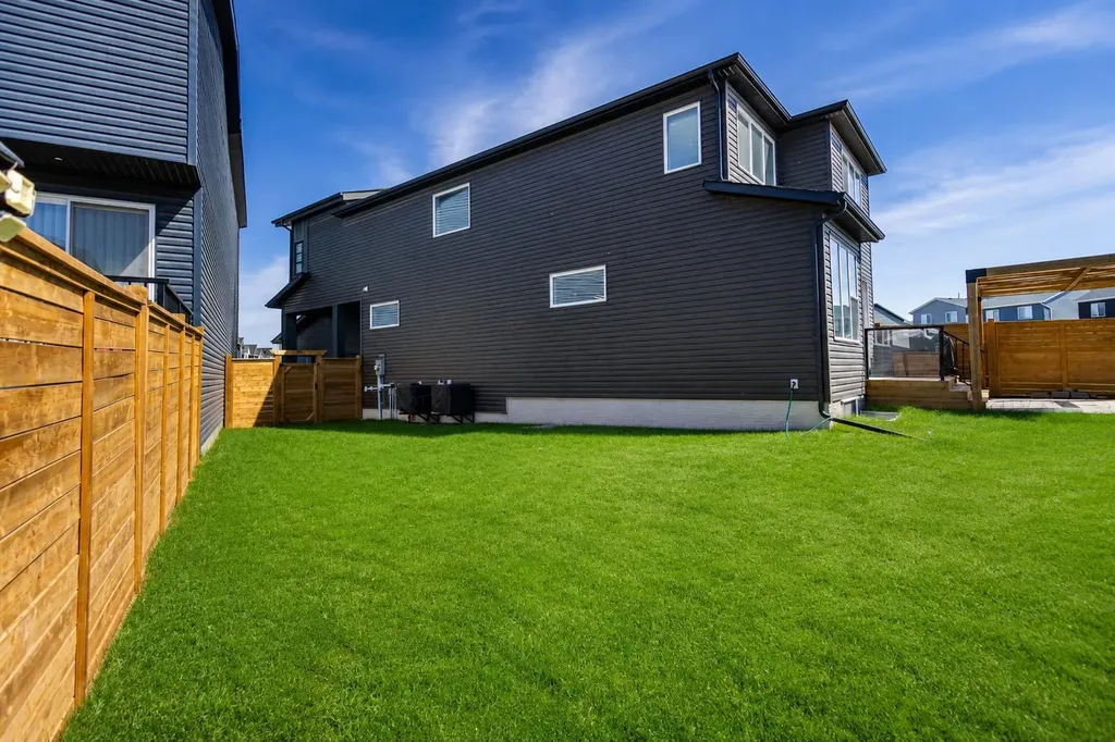 61 Rowmont Heath NW Calgary AB T3L 0H9