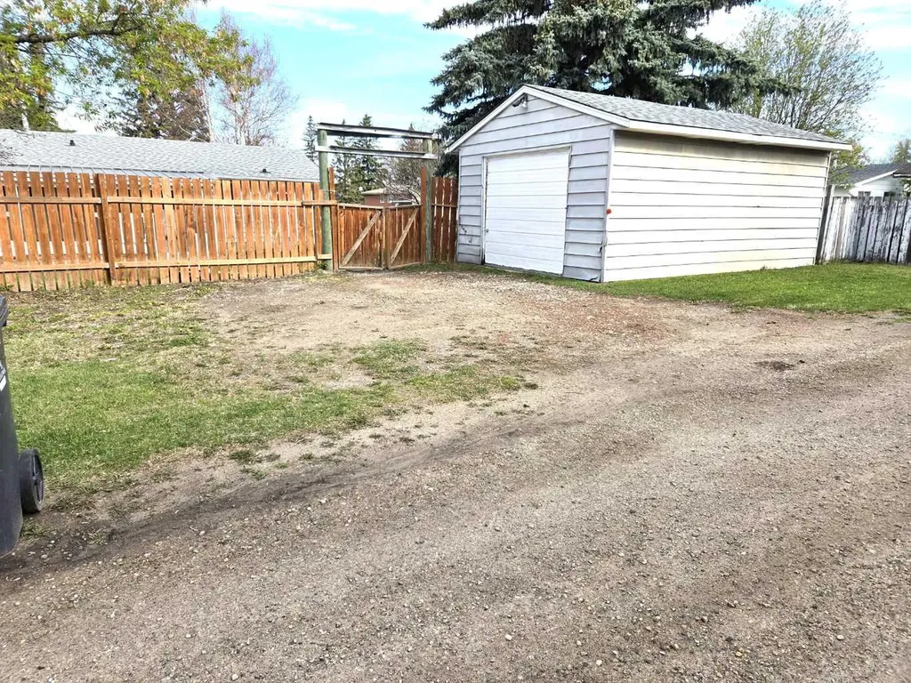 3532 50 Avenue E Innisfail AB T4G 1J1