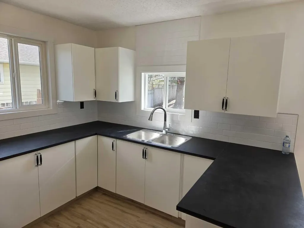 3532 50 Avenue E Innisfail AB T4G 1J1