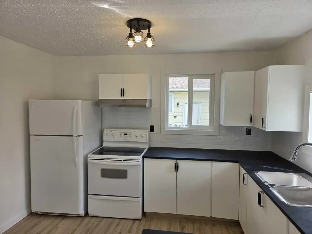 3532 50 Avenue E Innisfail AB T4G 1J1