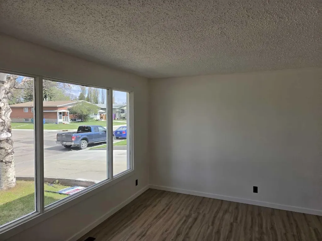 3532 50 Avenue E Innisfail AB T4G 1J1
