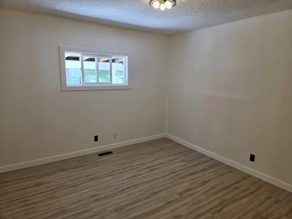 3532 50 Avenue E Innisfail AB T4G 1J1