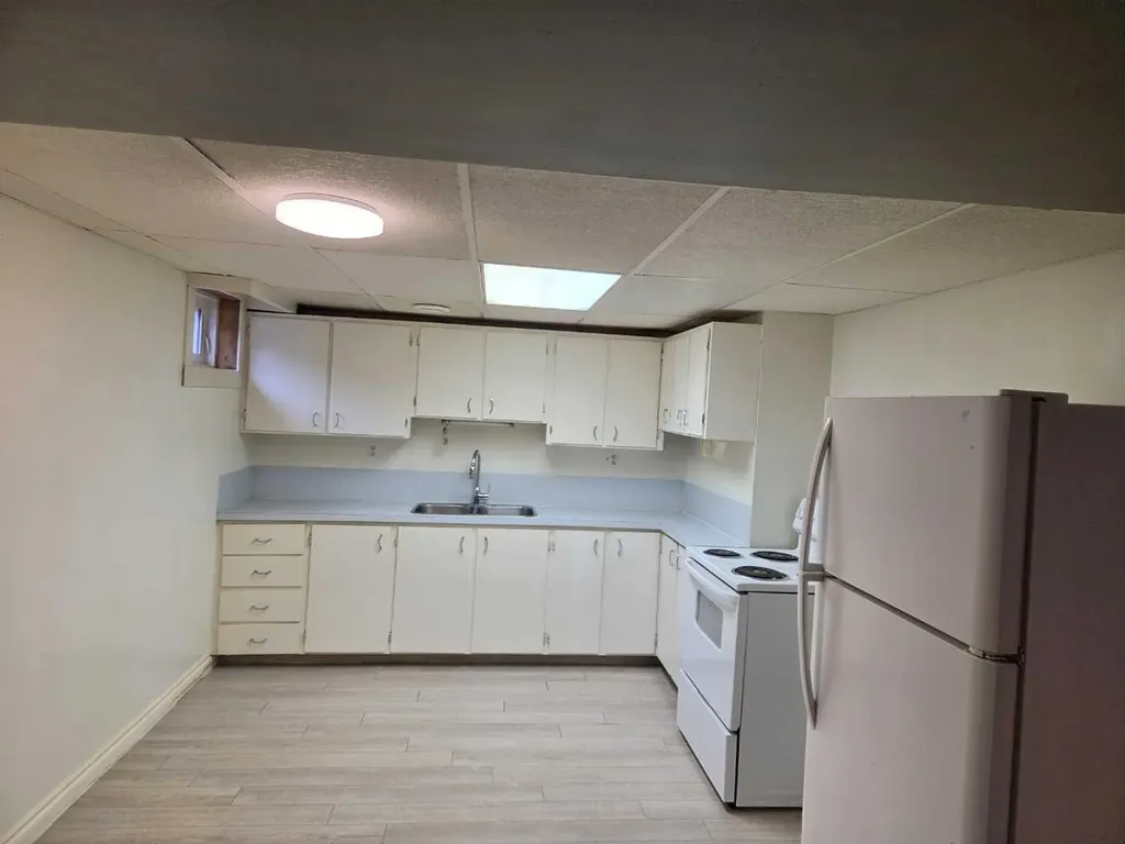 3532 50 Avenue E Innisfail AB T4G 1J1